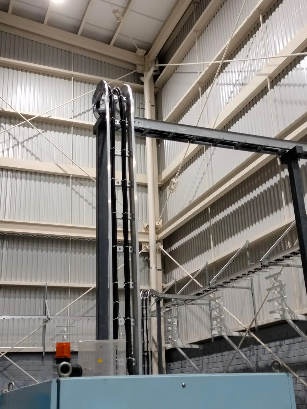 Canalización eléctrica aérea en nueva nave industrial