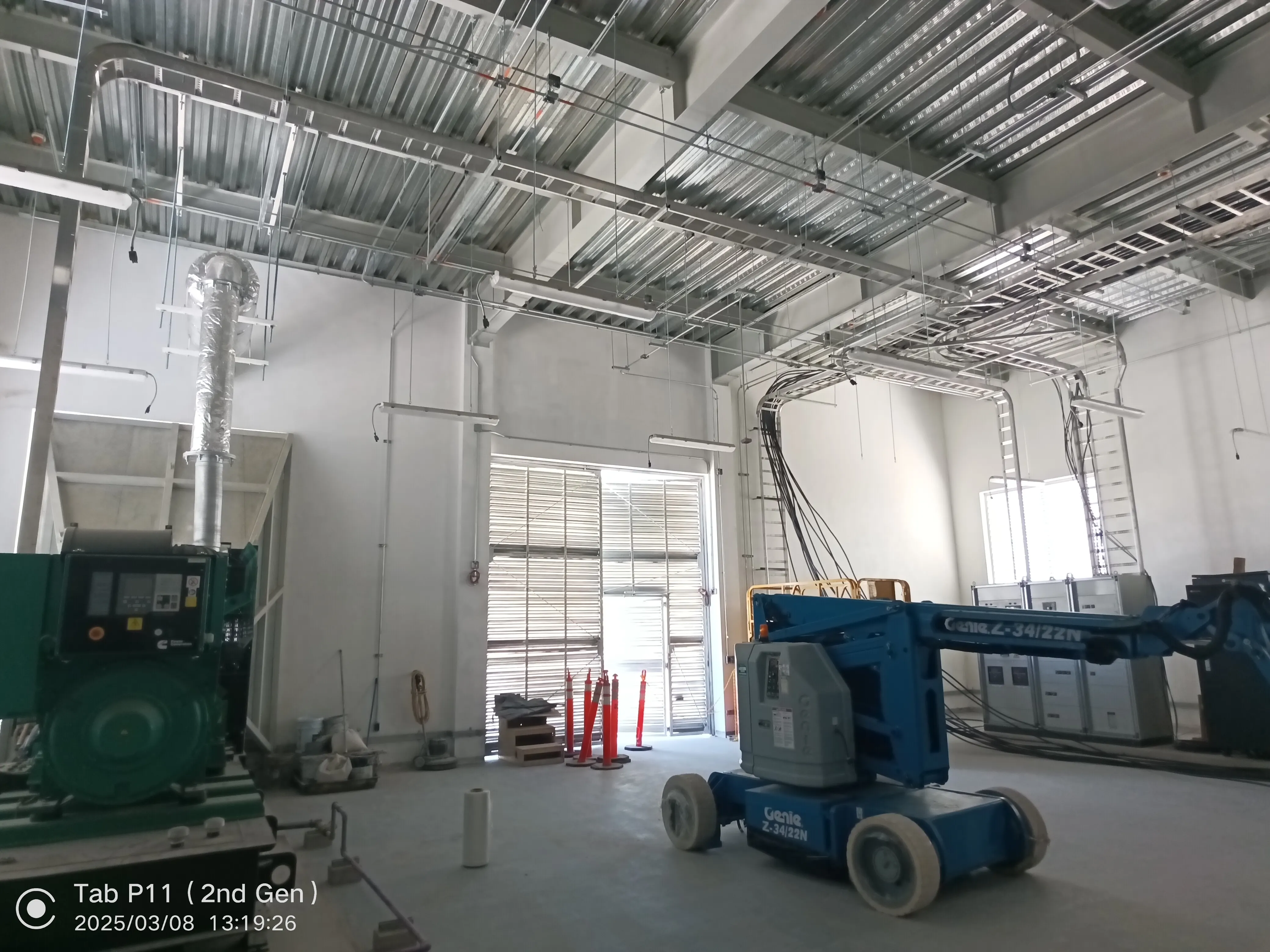 Cuarto eléctrico industrial con tableros peinados — proyecto Voltrum