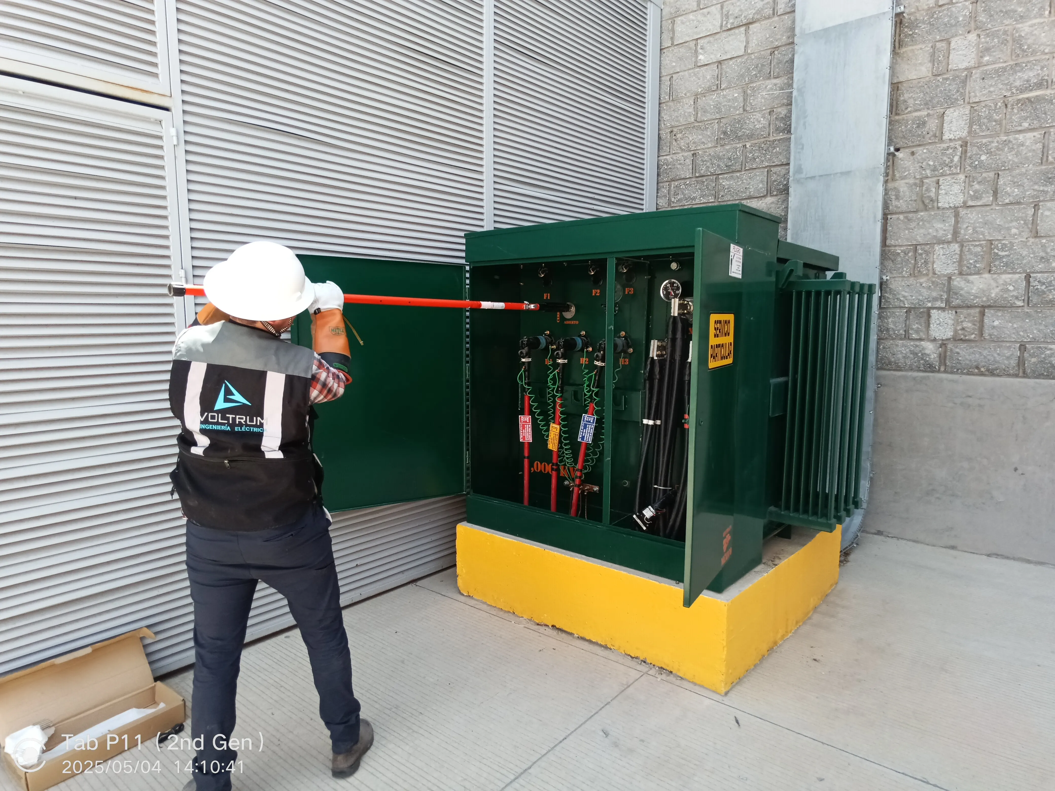 Técnico Voltrum frente a tablero industrial