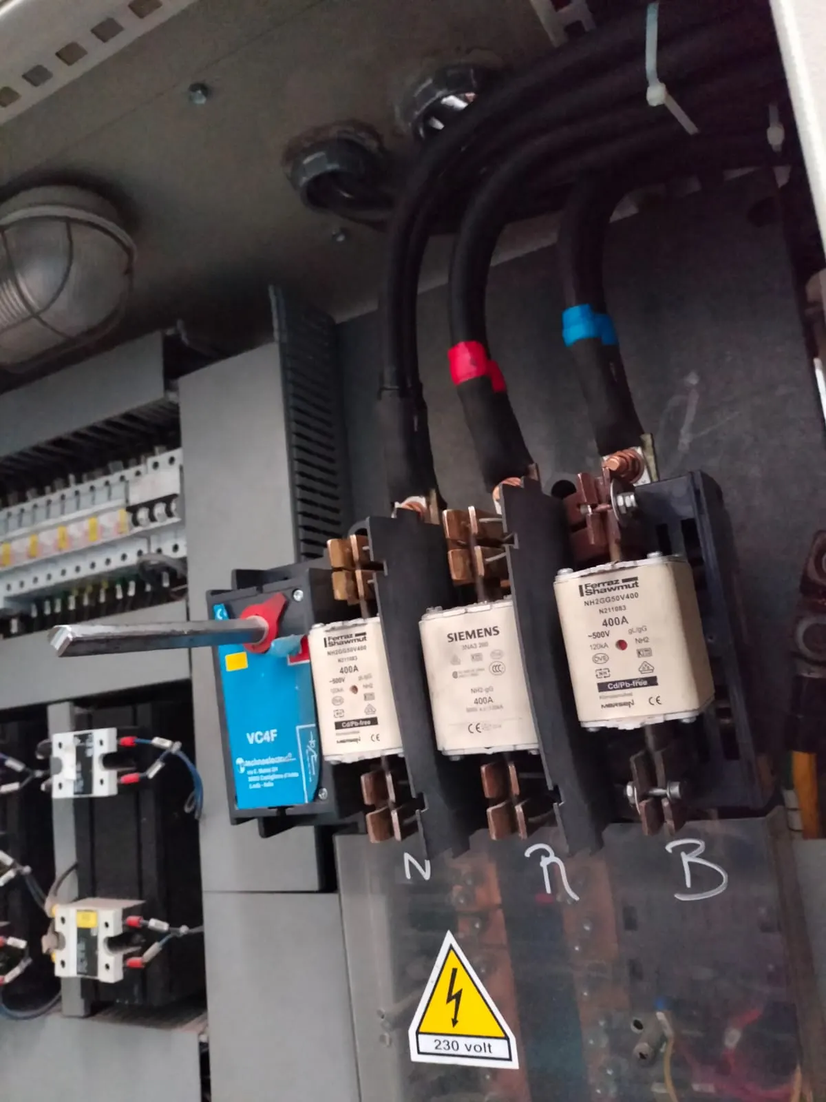 Tablero eléctrico industrial con cableado organizado