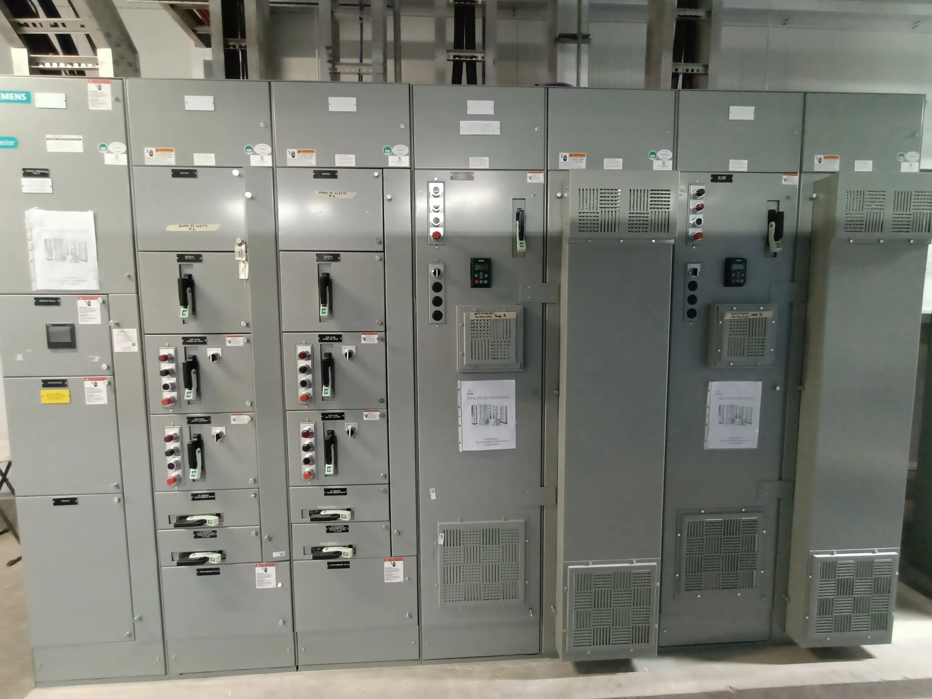 Banco de capacitores industrial instalado por Voltrum